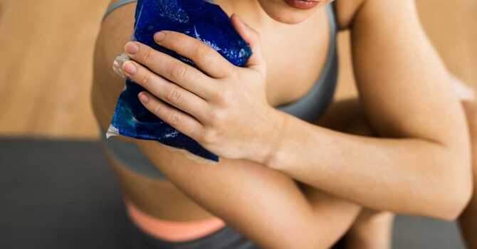 Is It Better To Use Ice Or Heat When You're Hurt? image